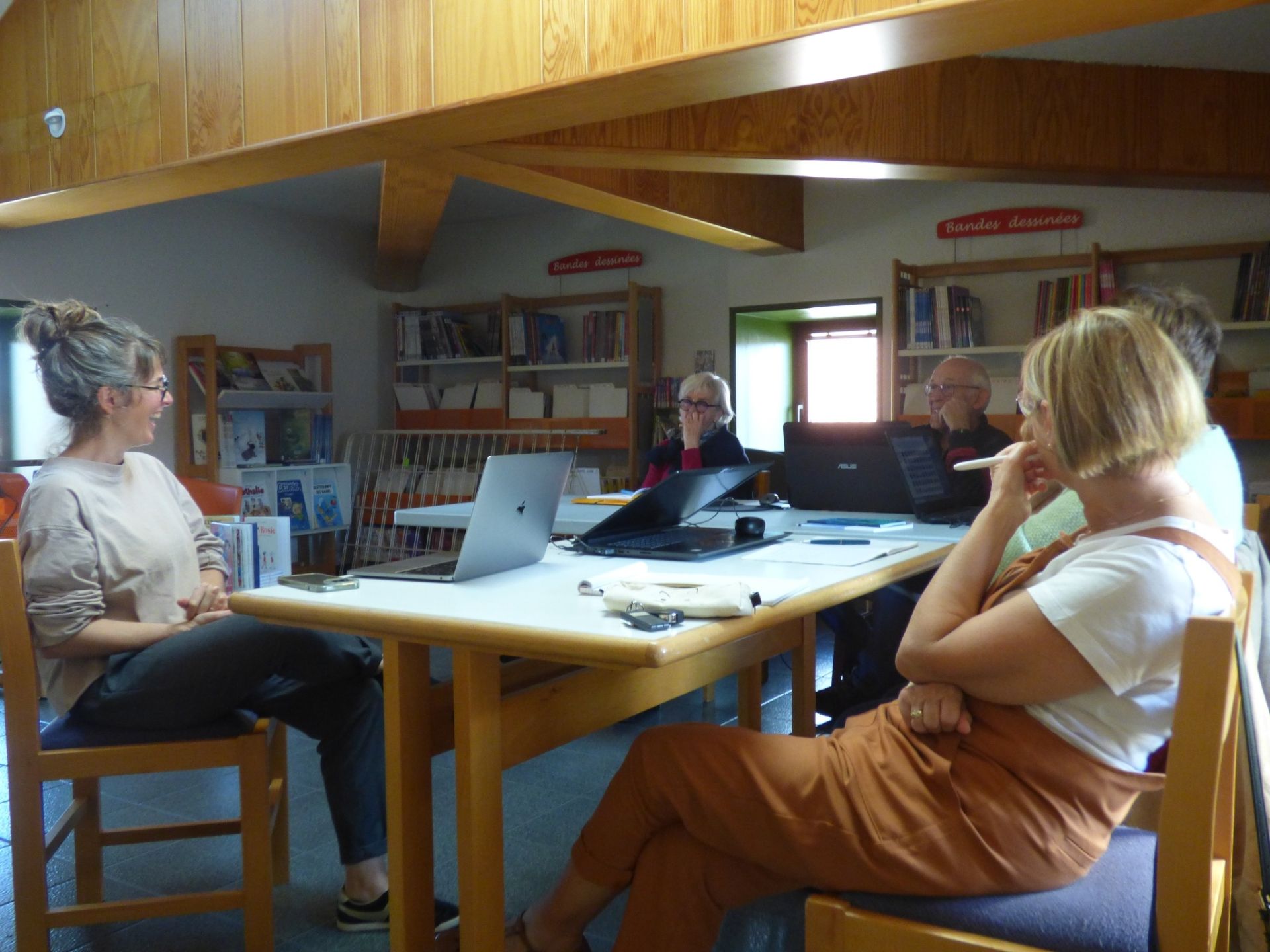 Véronique Béland avec les participants de l'atelier informatique