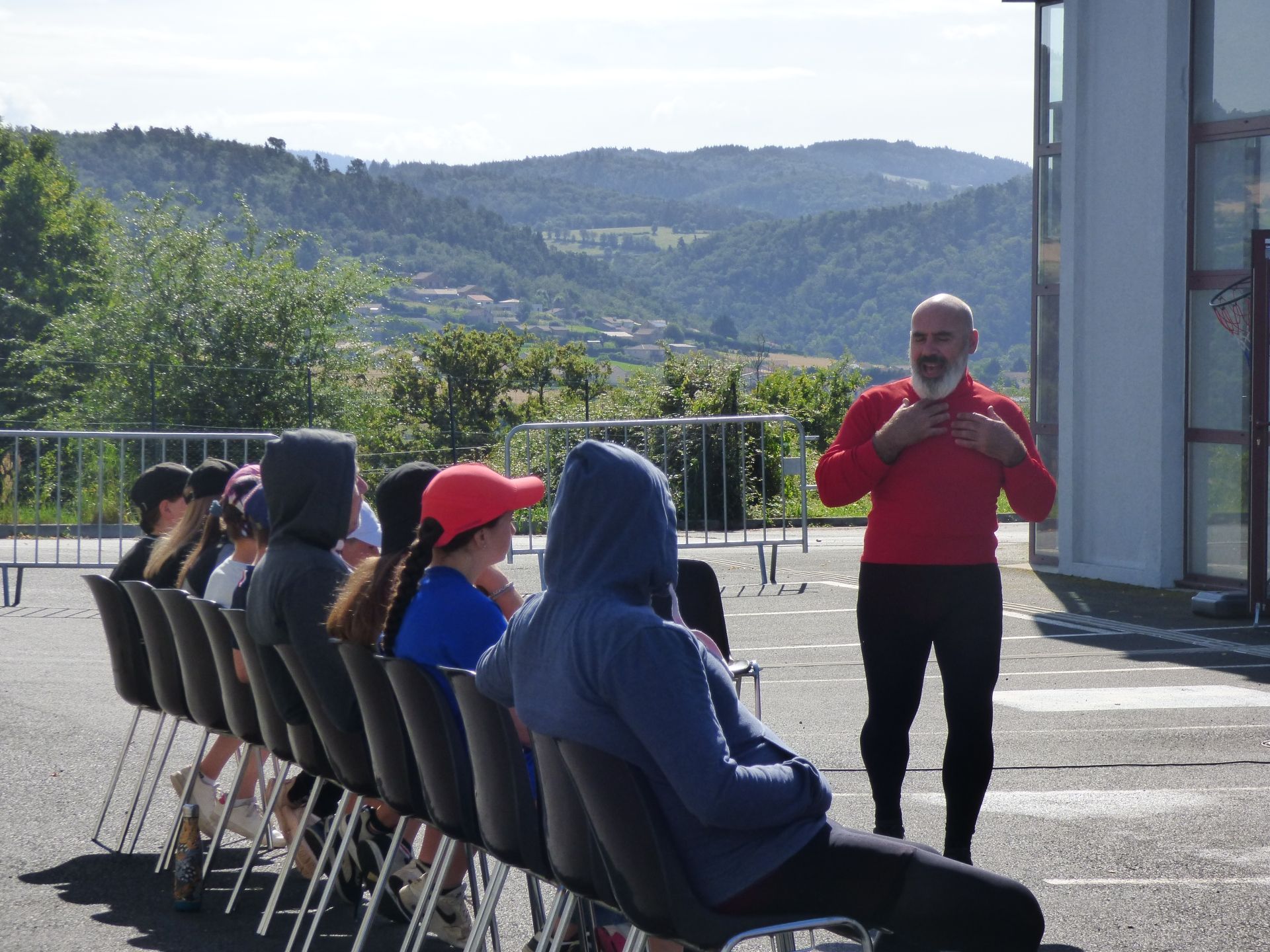 Roméo et Juliette sur le parking d’Auzon Communauté, avec vue sur les contreforts du Livradois-Forez.