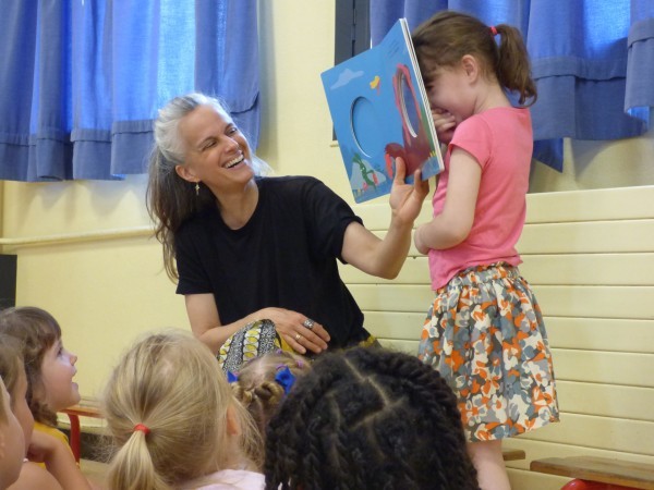 Ella Charbon joue avec les enfants